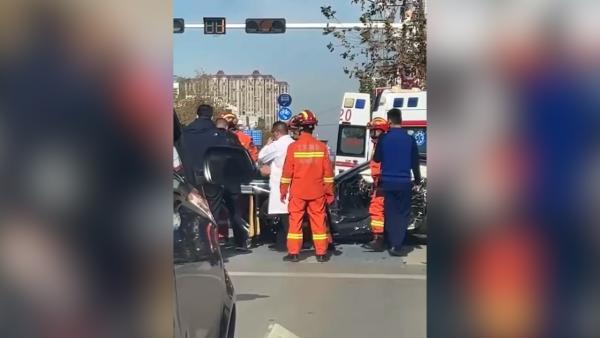 徐州一私家车与救护车碰撞，私家车司机受伤