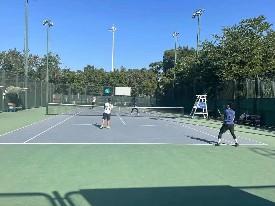 奥体中心开展秋季业余网球公开赛