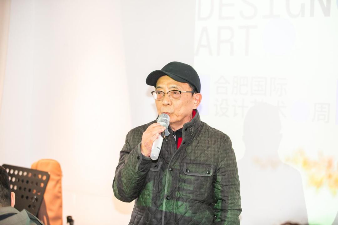 著名诗人梁小斌先生