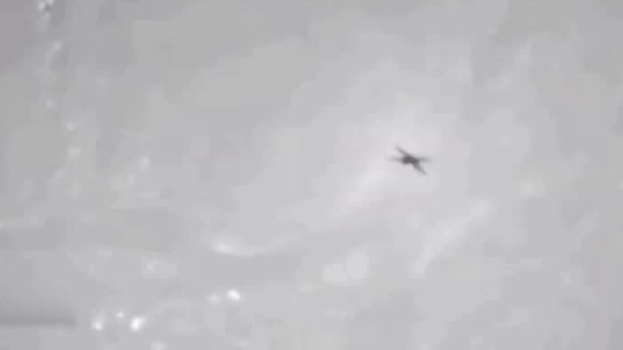 火星上的神秘阴影，那会是什么呢？是机智号直升机吗？