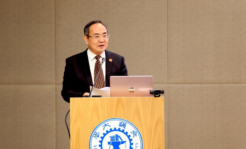 西安交通大学党委常委、宣传部部长成进主持开幕式