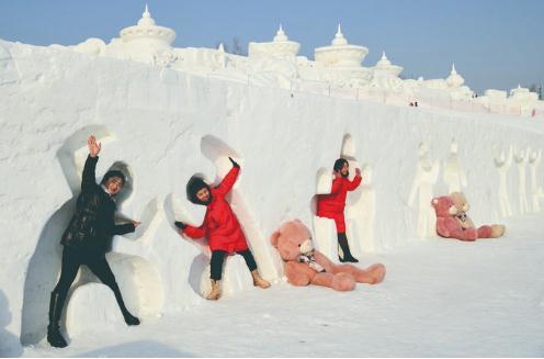 长春冰雪新天地内，体验性活动为游客增添乐趣。
