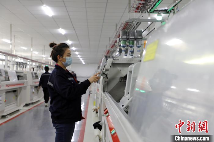 清河县一羊绒生产企业，工人正在操作电脑横机，生产羊绒制品。　宋红雷 摄