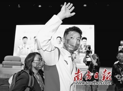 12月5日，内地奥运健儿代表团成员马龙在香港理工大学向观众挥手致意。本栏图片均据新华社