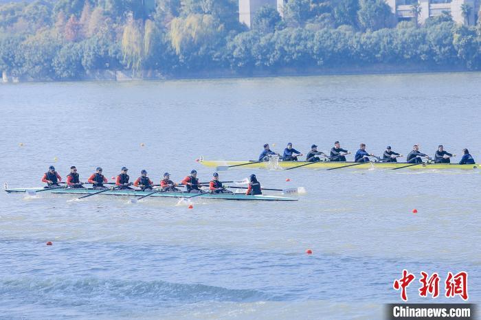 12月4日上午，在江西南昌青山湖水域，参赛的赛艇选手们正在广阔的湖面上奋力划桨，展开激烈的角逐。　南昌市体育局 供图