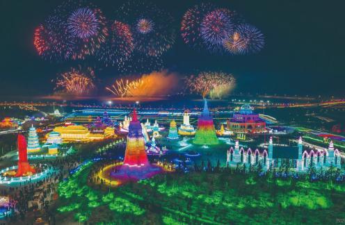 璀璨的烟花下，长春冰雪新天地格外梦幻。