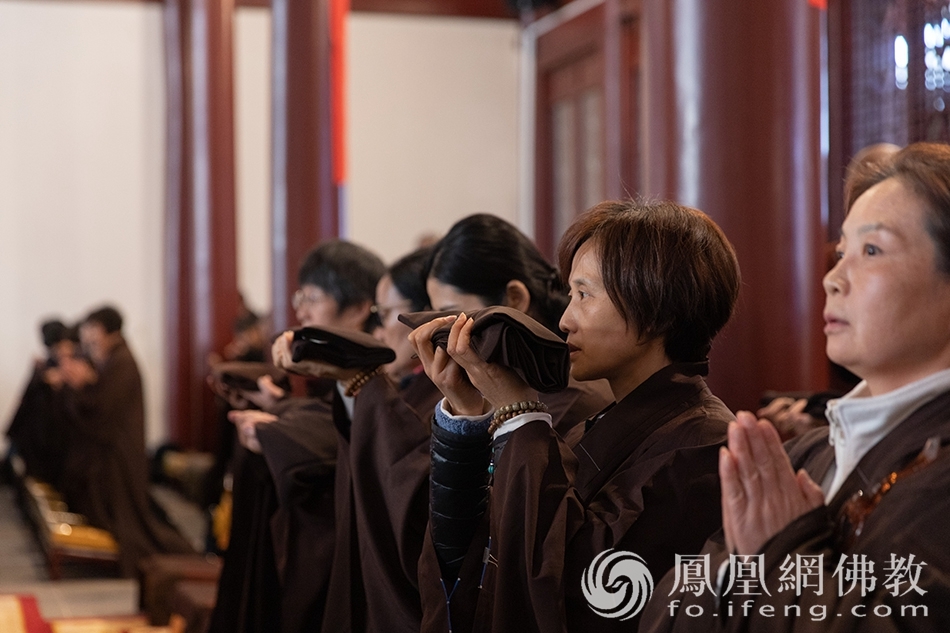 求戒善信受持缦衣(图片来源:凤凰网佛教 摄影:普陀山佛教协会)