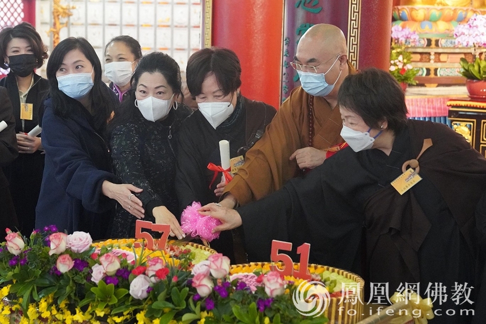 宽运大和尚与菩提学会董事及顾问切蛋糕（图片来源：凤凰网佛教 摄影：香港西方寺）
