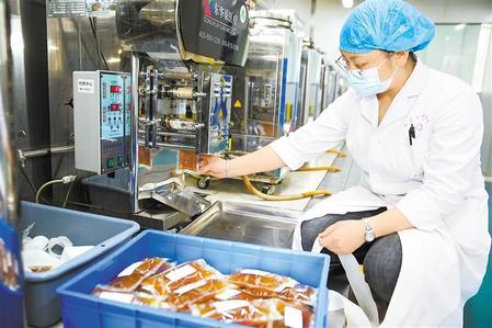 10月26日,甘肃省中医院紧急生产20000人份中药汤剂用于预防新冠肺炎。掌上兰州·兰州晨报记者 田蹊