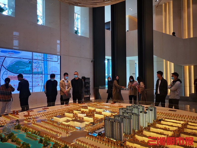 （在长沙一项目营销中心，市民正在咨询购房事宜。记者 卜岚摄）