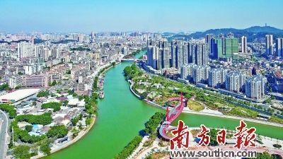 在河长制工作的推动下，江门曾经最大的棚户区已蝶变为一道亮丽的碧道风景线。图为江门市江海区城央绿廊。南方日报见习记者 罗一飞 摄