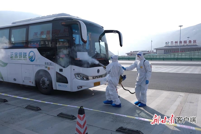 对大巴车进行全面消毒 新甘肃&middot;甘肃日报记者 刘健 摄