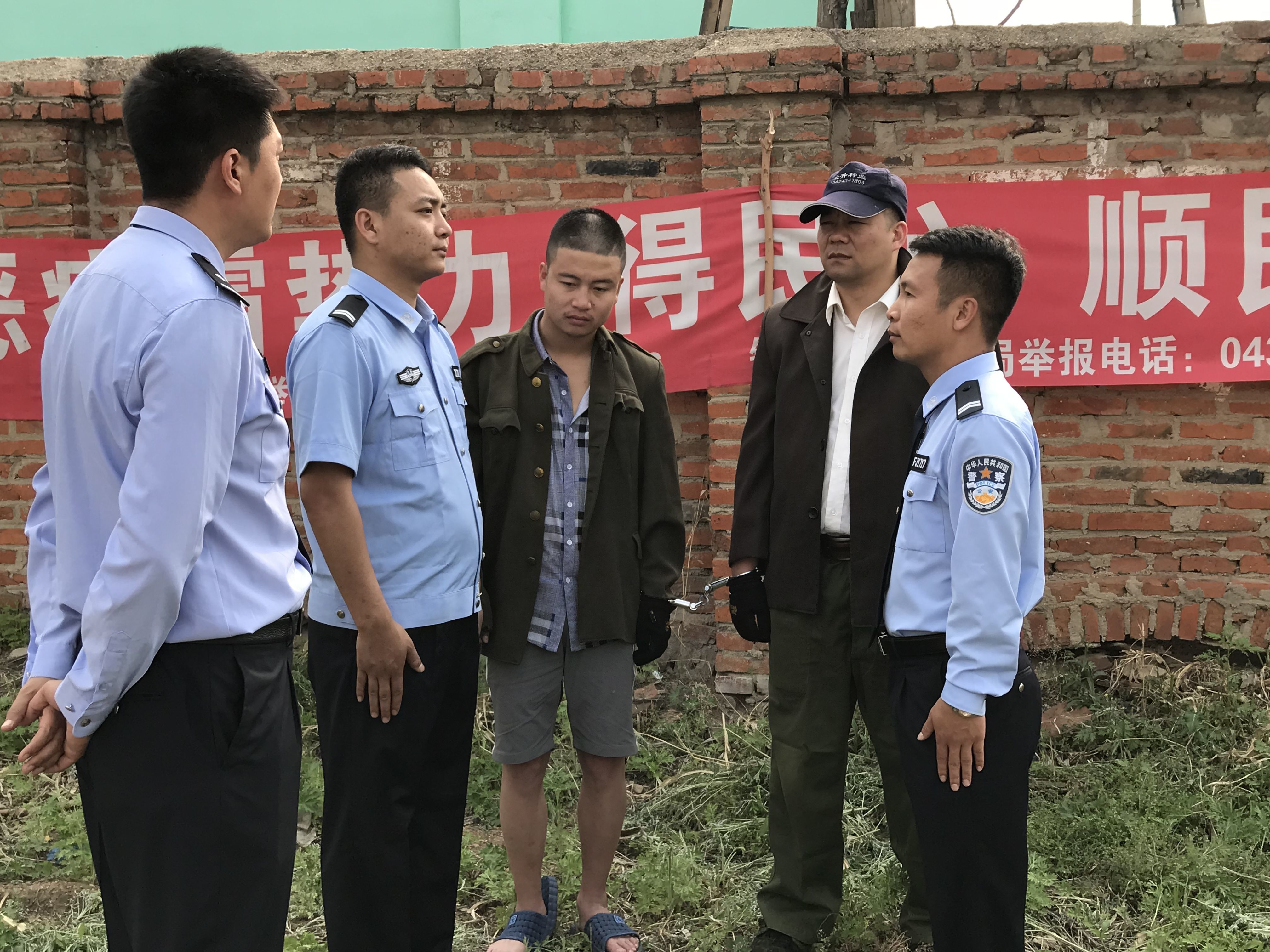 ▲短视频拍摄现场，左一为董政，左二为吴尔渥，右一为张浩。受访者供图
