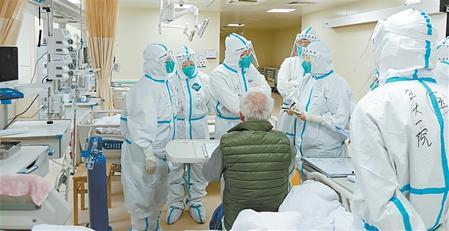 甘肃省新冠肺炎疫情医疗救治专家组对患者进行会诊 兰大一院供图