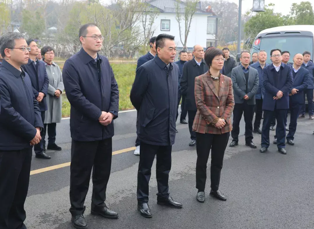 12月9日，安徽省宣城市党政代表团在李家巷镇石泉村实地考察。
