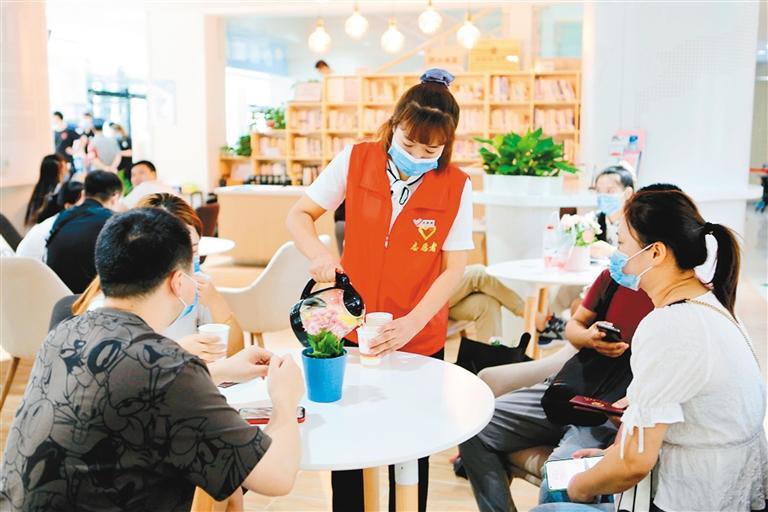 灞桥区市民中心志愿者为等候办事的群众送上贴心服务.