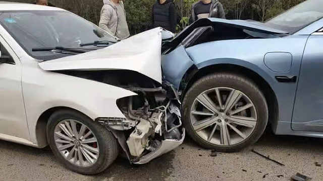 极氪001完胜？与大众上演25%正面偏置碰撞