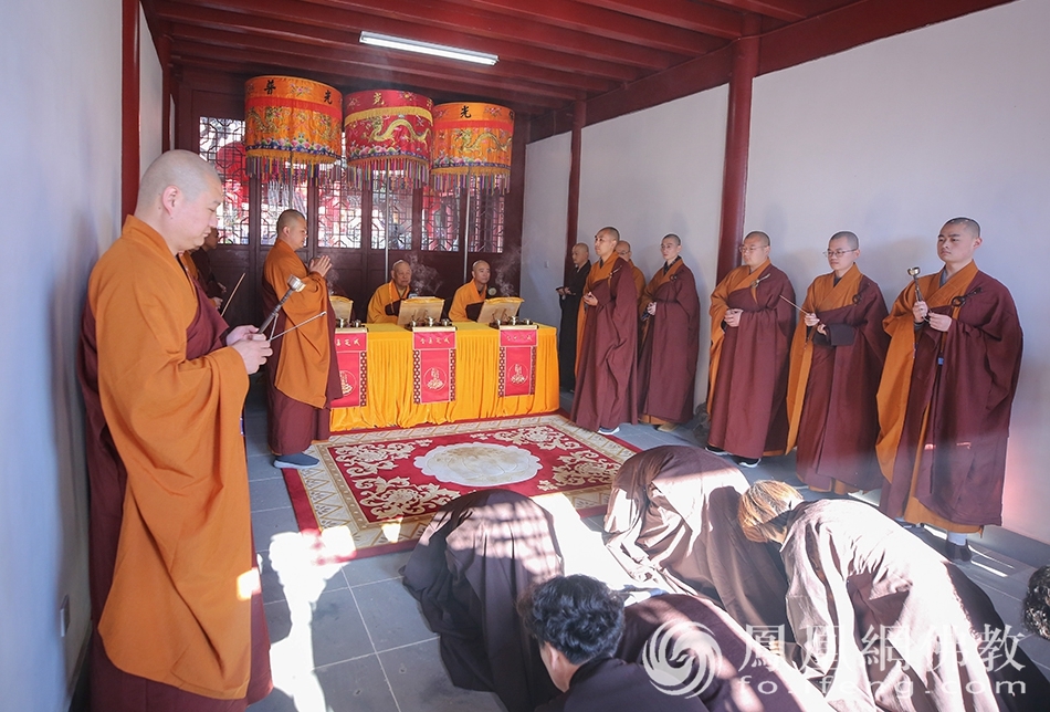 恭请三师(图片来源:凤凰网佛教 摄影:普陀山佛教协会)
