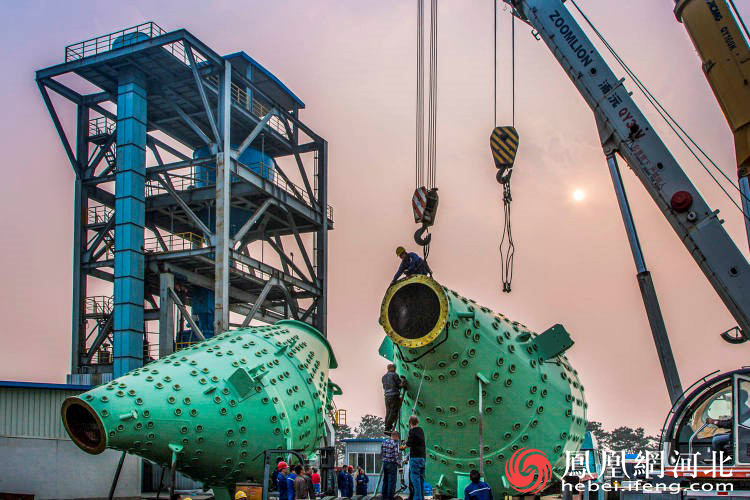 图为秦皇岛秦冶重工有限公司炉顶料罐准备发货。