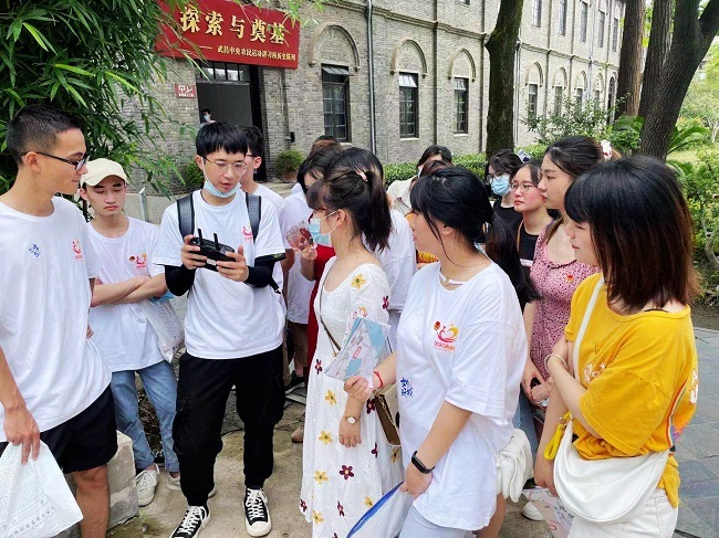 带领大学生航拍武汉百年地标