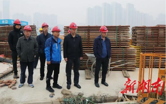 （现场检查爱尔眼科医院建设工地）