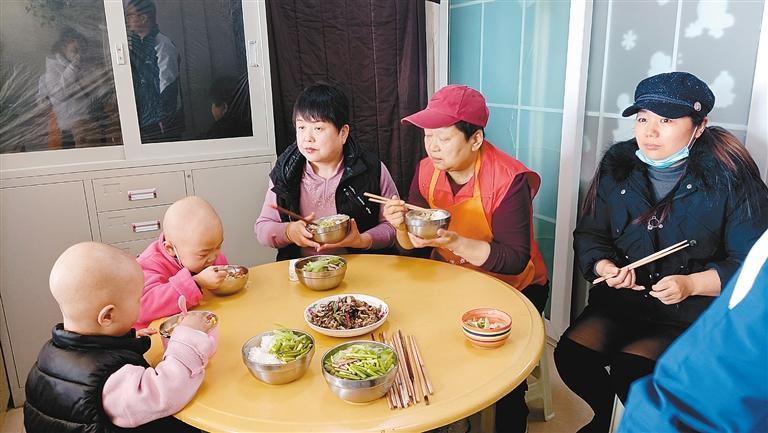 西安心羽爱心家园里的午饭时间