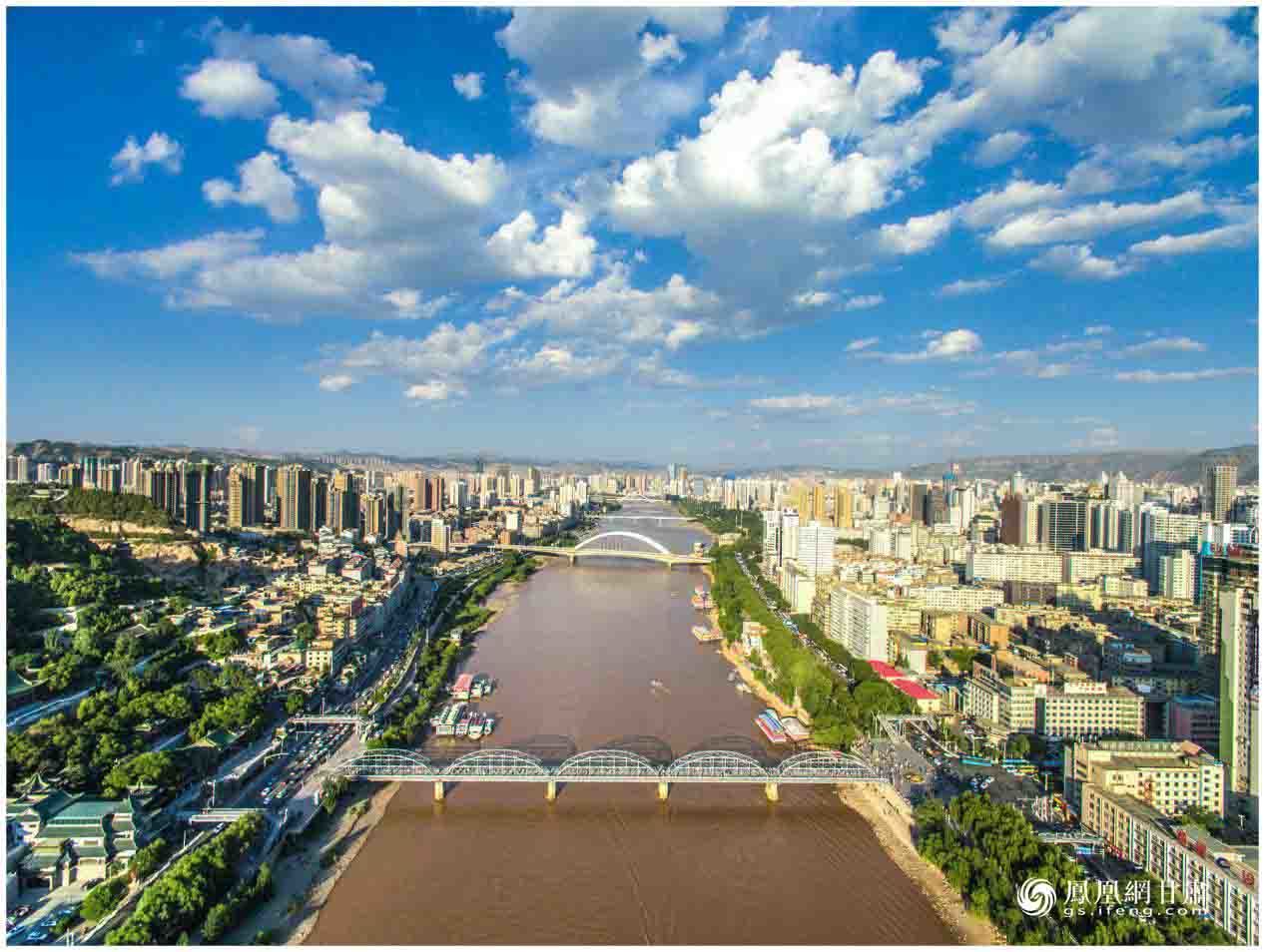 蓝天白云,空气清新,黄河铁桥与高楼大厦相互映衬,构成一幅美丽的城市风光图。兰州文旅局供图