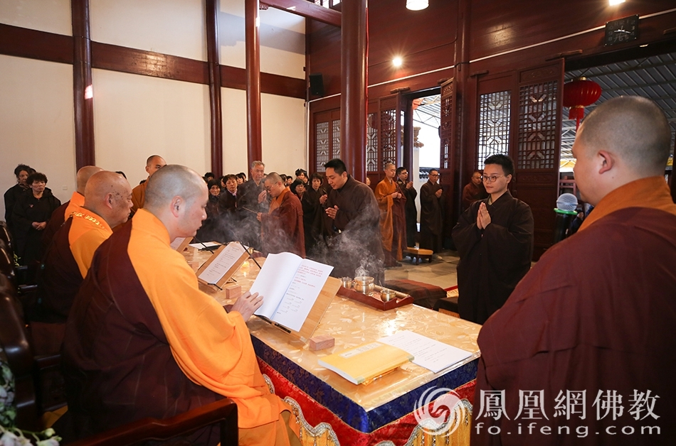 善信代表祈请道慈律师为皈依本师(图片来源:凤凰网佛教 摄影:普陀山佛教协会)