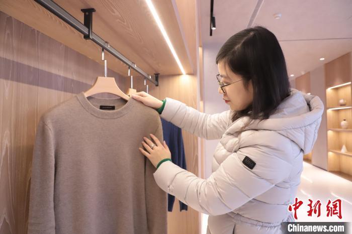 清河县一羊绒生产企业，顾客正在挑选羊绒衫。　宋红雷 摄