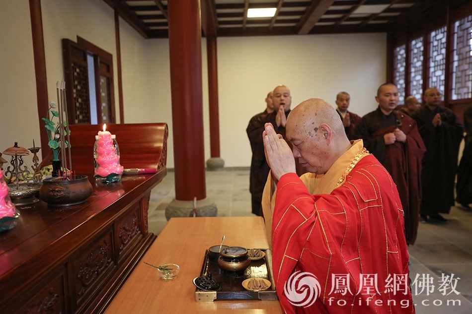 道慈大和尚为太虚兰若通方法师送关（图片来源：凤凰网佛教 摄影：普陀山佛教协会）