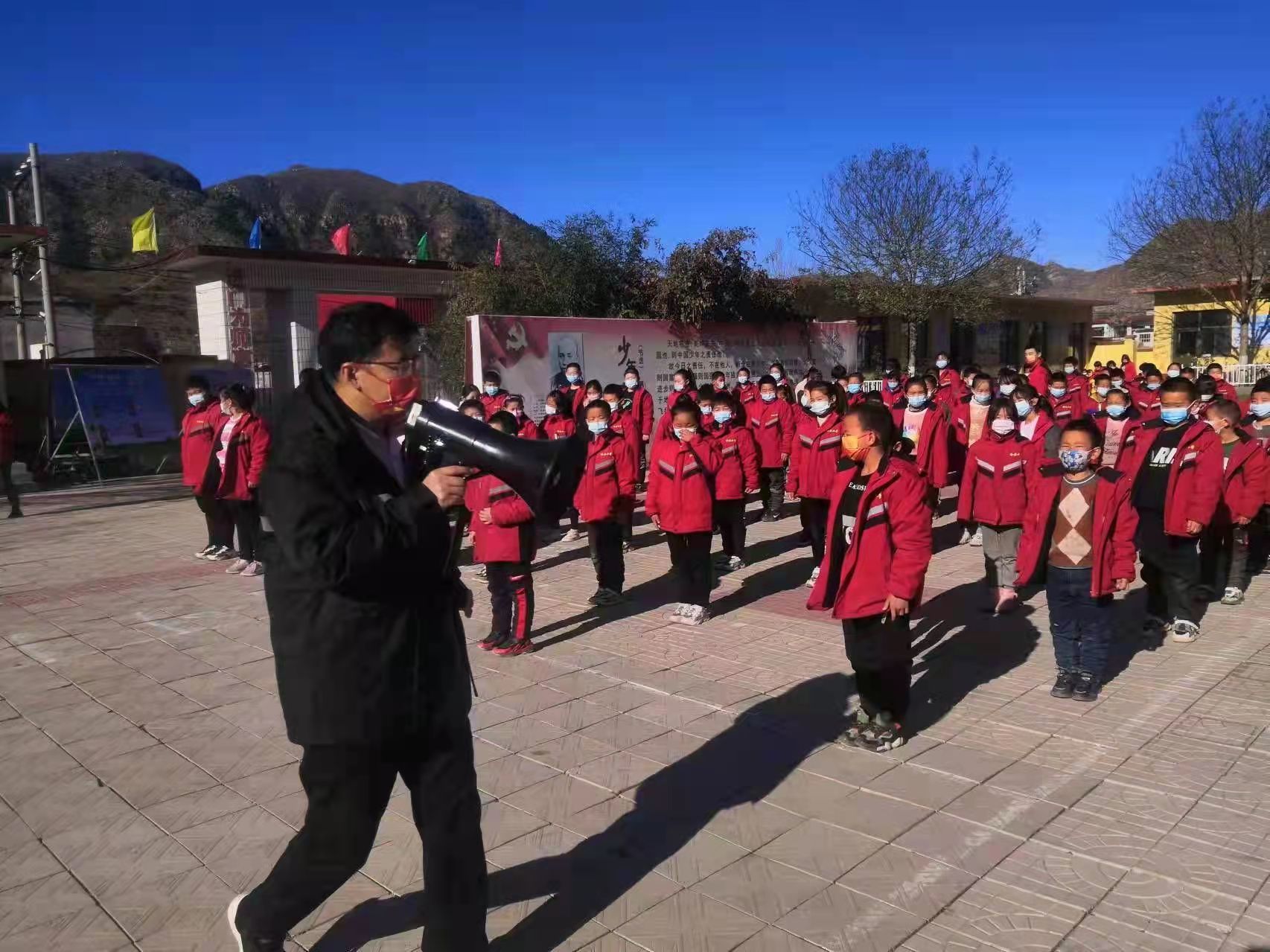 11月12日，陈文水与孩子们在做应急演练。受访者供图
