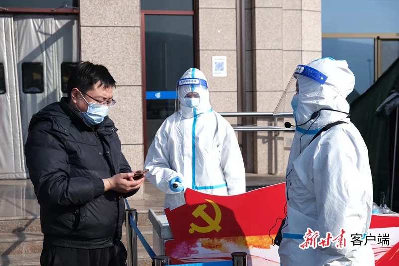 常态化查验健康码 新甘肃&middot;甘肃日报记者 刘健 摄