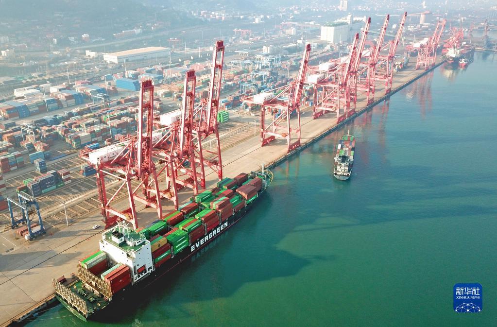 12月7日，在江苏连云港港口码头，货轮进行集装箱装卸作业（无人机照片）。新华社发（耿玉和摄）