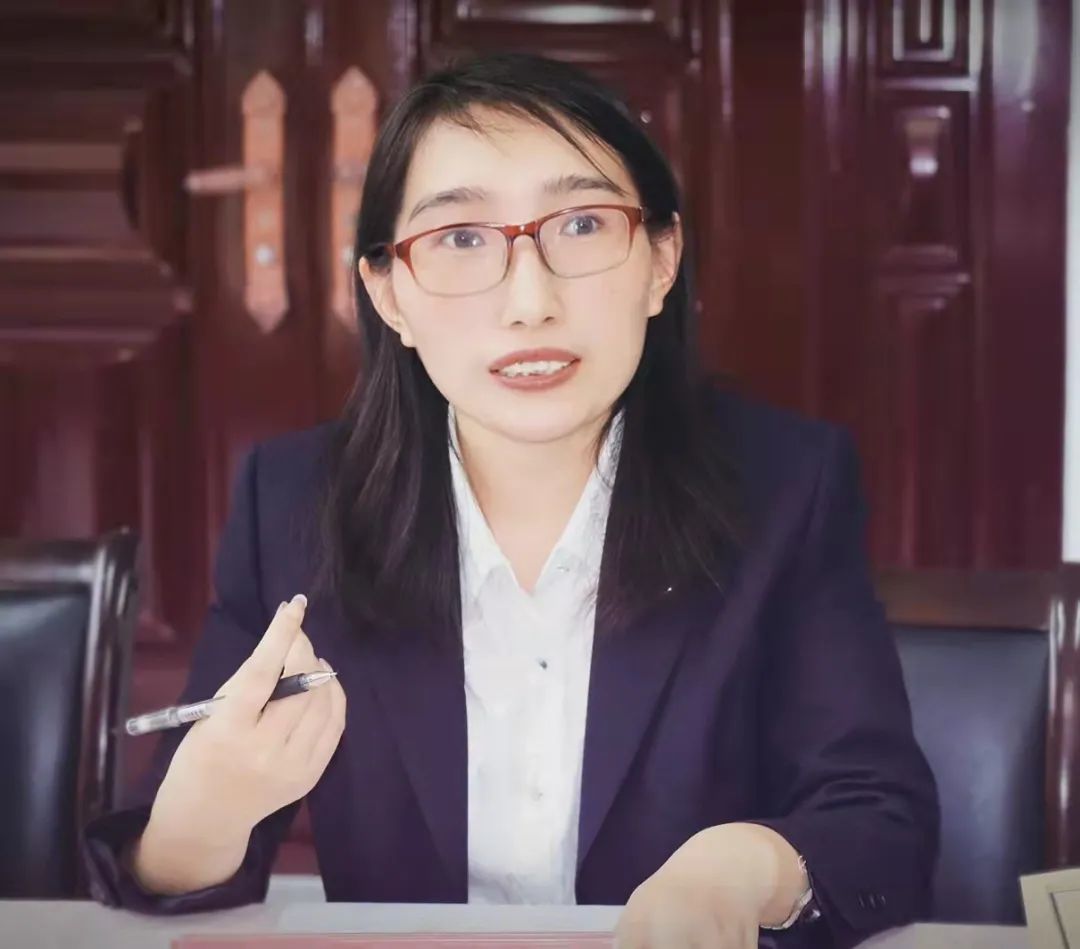 图:新郑市华信剑桥总校高中部教务处主任李瑶在作期中考试质量分析