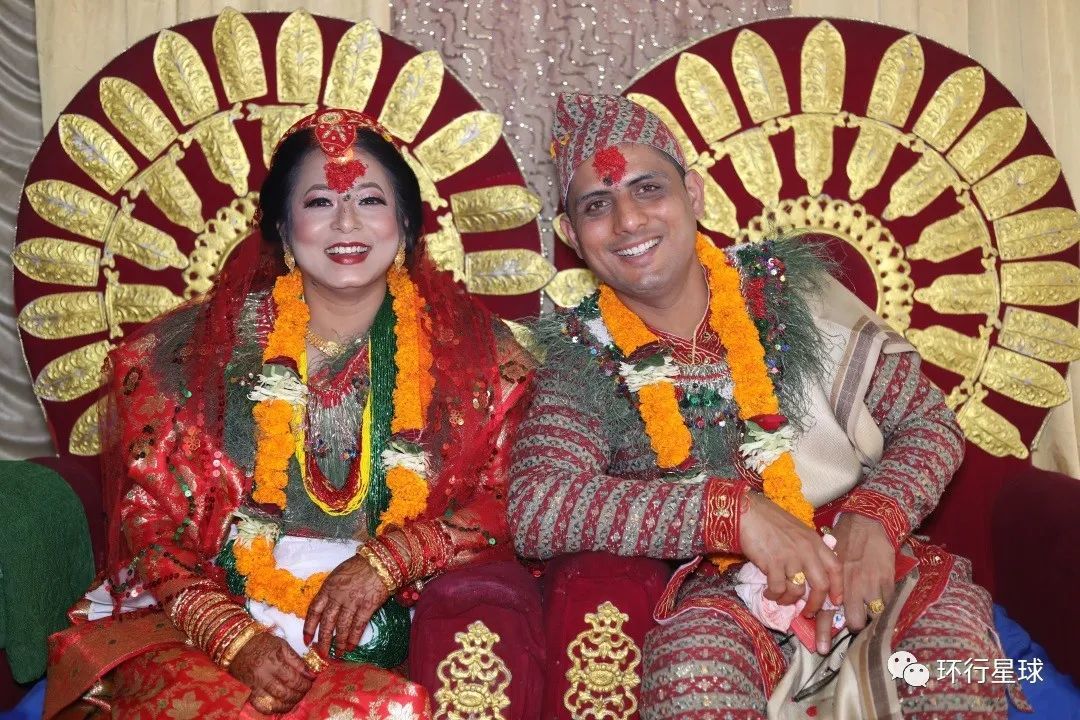 2020年在加德满都举行婚礼的一对新婚夫妻。 图：Dipendra Lamsal / Shutterstock