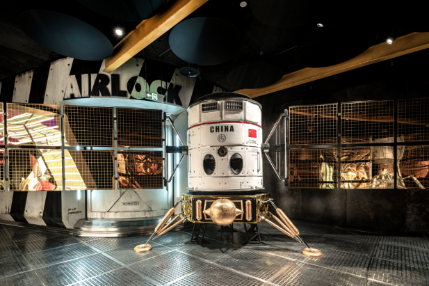 艺术装置《地球记忆》（局部）、《(AIR LOCK)飞行器》