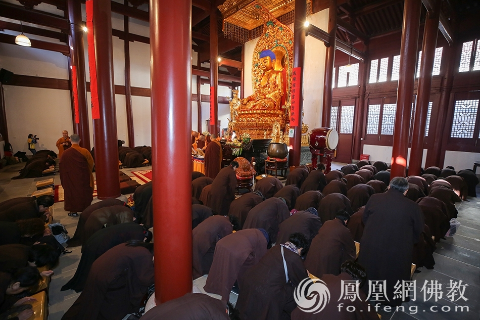 求戒善信虔诚乞戒(图片来源:凤凰网佛教 摄影:普陀山佛教协会)