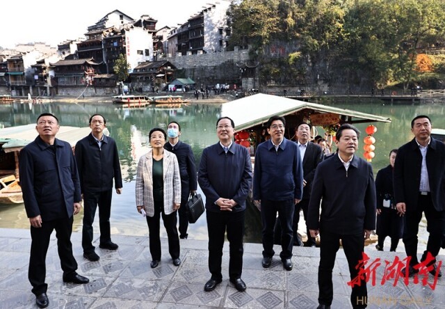 (12月5日,省委副书记,省长毛伟明在花垣县边城茶峒景区调研.