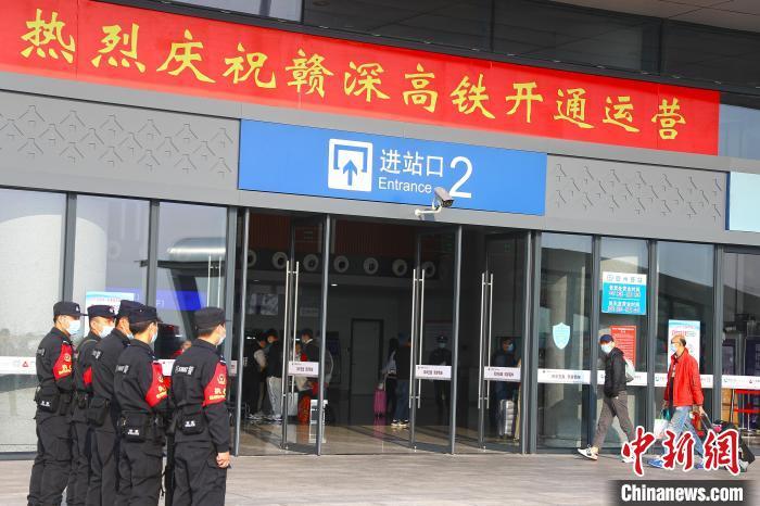 12月10日，江西赣州，乘客拖着行李走进赣州西站。　刘占昆 摄