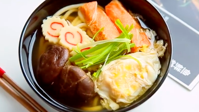 天冷了，吃上这么一锅热气腾腾的乌冬面，简直太幸福了