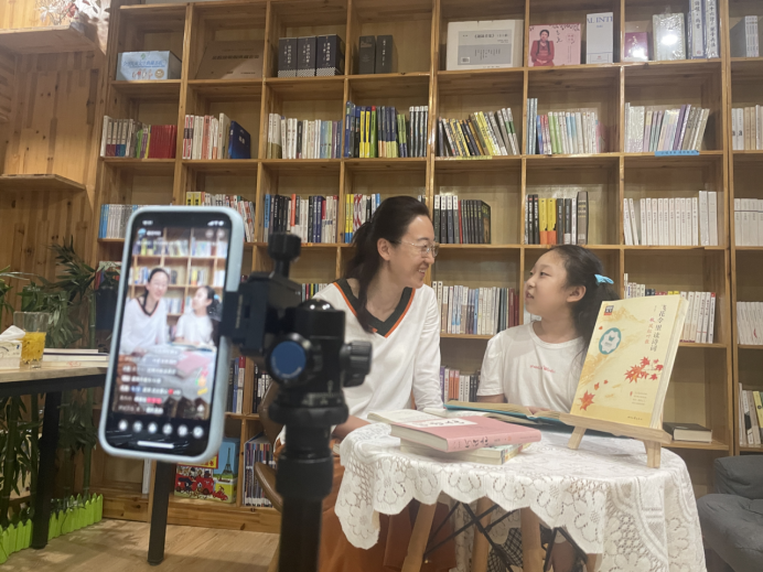 “一本好书”直播间