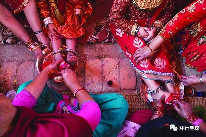 根据当地的民俗习惯，小新娘还需将其双脚的前半部分涂成红色。 图：https://www.asiangeo.com/