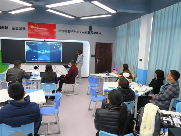 定远县民族小学举办人工智能实验室设备使用培训