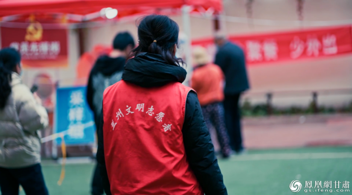 疫情期间,“志愿红”守护社区居民的安全和健康。李德宇 摄