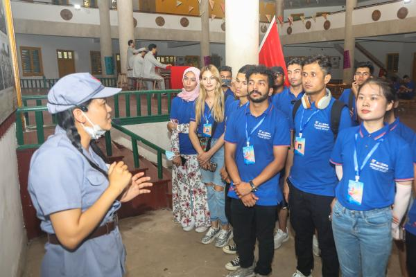 留学生参观瑞金二苏大旧址