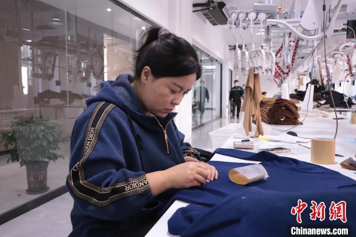 清河县一羊绒生产企业，工人正在整理羊绒制品。　宋红雷 摄