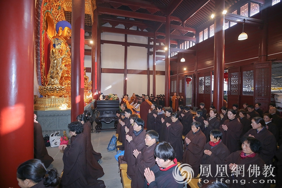 求戒善信虔诚聆听(图片来源:凤凰网佛教 摄影:普陀山佛教协会)