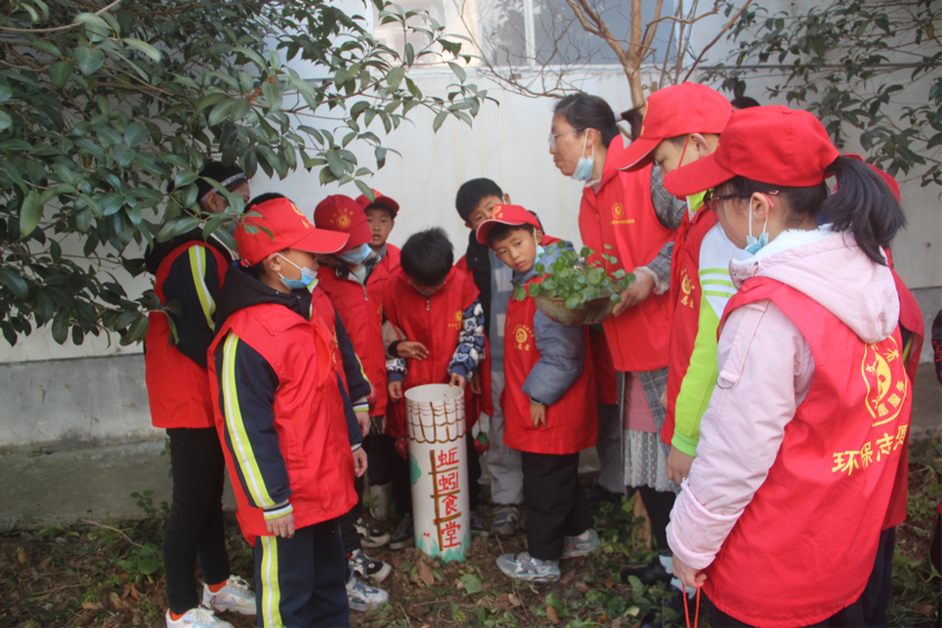 "前来带孩子参加活动的陈先生说该县生态环境局,县科协,罗山高中,县第
