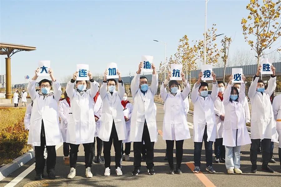 大连康复中心工作人员迎接第一位康复人员入院（左四为沙琳）