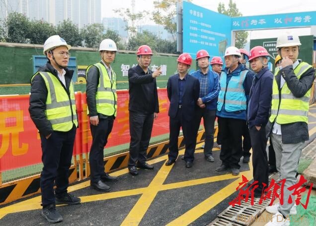 （现场检查金茂梅溪大厦建设工地）